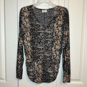 Free Kisses Snake Print Tops 95% Polyester & 5% Spandex Size Large